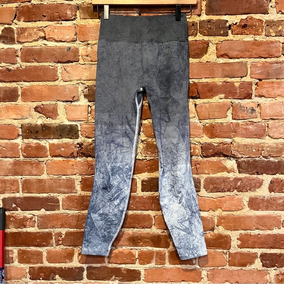 Lululemon Ebb to Train Tight Wash White / Black / Luna Size 4 - Picture 2 of 5